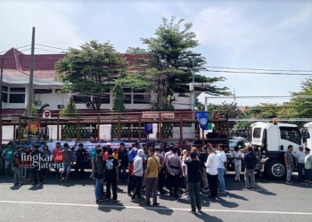 Ratusan massa berorasi di depan Kantor Pemerintah Kabupaten (Pemkab) Pati pada Senin, 1 Juli 2024. (Setyo Nugroho/Lingkarjateng.id)
