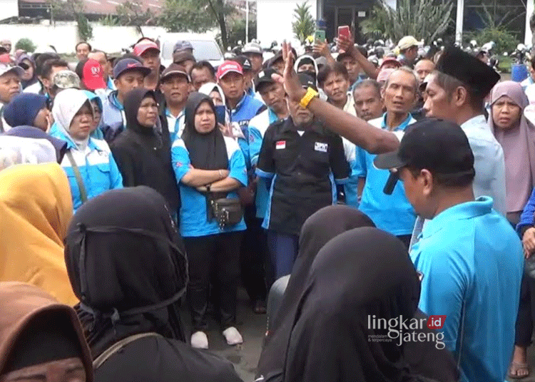 PT. Dupantex Pekalongan Setuju Bayar Tunggakan Upah Mantan Karyawan 25 MENUNTUT HAK: Ratusan mantan karyawan PT. Dupantex Pekalongan melakukan demo untuk menuntut hak pembayaran mereka di halaman pabrik setempat pada Selasa, 2 Juli 2024. (Fahri Akbar/Lingkarjateng.id)