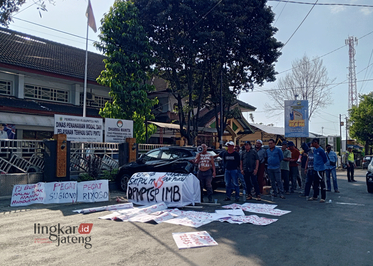 Demo massa Germap di DPMPTSP Pati soal IMB karaoke