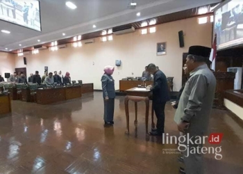 Dewan Grobogan Sepakati Penambahan Penghasilan ASN 31 Penandatangan Nota Kesepakatan dalam sidang paripurna ke-22 DPRD Grobogan bersama Bupati Grobogan Sri Sumarni pada Rabu, 24 Juli 2024. (Eko Wicaksono/Lingkarjateng.id)