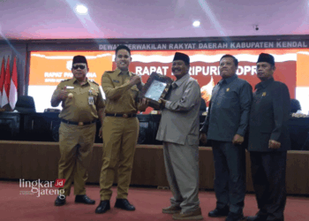 Bupati Kendal Dico M. Ganinduto saat menghadiri rapat paripurna bersama Wakil Ketua DPRD Kendal Akhmat Suyuti pada Senin, 8 Juli 2024. (Syahril Muadz/Lingkarjateng.id)