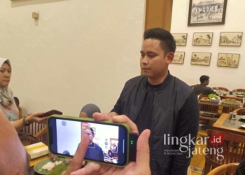RAMAH TAMAH: Dico M. Ganinduto menjawab pertanyaan awak media terkait pencalonannya sebagai Wali Kota Semarang pada Rabu malam, 24 Juli 2024. (Dok. Lingkarjateng.id)