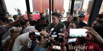 Relawan Gibran Rakabuming Raka dari posko Bolone Mase Kota Semarang resmi mendeklarasikan dukunganya kepada Dico Ganinduto sebagai bakal calon Walikota Semarang, Kamis, 25 Juli 2024. (Rizky Syahrul Al-Fath/Lingkarjateng.id)