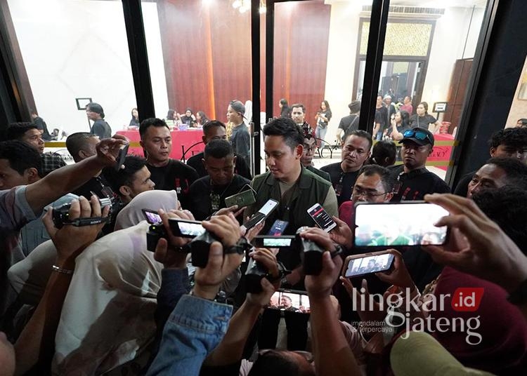 Dihadiri 1200 Orang, ‘Bolone Mase’ Deklarasi Dukung Dico Ganinduto Jadi Calon Wali Kota Semarang 25 Relawan Gibran Rakabuming Raka dari posko Bolone Mase Kota Semarang resmi mendeklarasikan dukunganya kepada Dico Ganinduto sebagai bakal calon Walikota Semarang, Kamis, 25 Juli 2024. (Rizky Syahrul Al-Fath/Lingkarjateng.id)