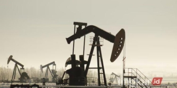 ILUSTRASI: Aktivitas pengelolaan tambang minyak. (Freepik @wirestock/Lingkarjateng.id)