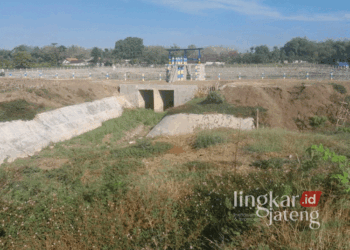 Embung Nglebok, Kecamatan Cepu, Kabupaten Blora, yang sudah mulai longsor sejak selesai dibangun pada Desember 2023 lalu. (Dok. Pribadi/Lingkarjateng.id)