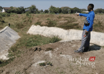 Tampak sejumlah pekerja mulai melakukan perbaikan pasca pemberitaan rusaknya Embung Nglebok, Cepu, Blora. (Hanafi/Lingkarjateng.id)