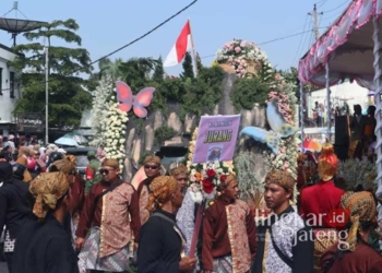 Kemeriahan Festival Bunga Bandungan Jilid 3 yang digelar di Kecamatan Bandungan, Kabupaten Semarang, dengan melibatkan 17 kelompok petani bunga di wilayah setempat pada Minggu, 28 Juli 2024. (Hesty Imaniar/Lingkarjateng.id)