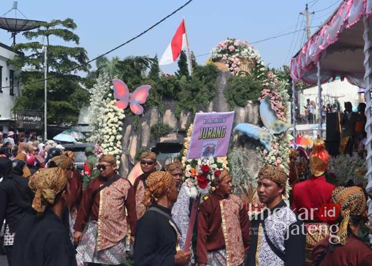Meriah! Festival Bunga Bandungan Jilid 3 Tarik Perhatian Ribuan Warga Kabupaten Semarang 25 Kemeriahan Festival Bunga Bandungan Jilid 3 yang digelar di Kecamatan Bandungan, Kabupaten Semarang, dengan melibatkan 17 kelompok petani bunga di wilayah setempat pada Minggu, 28 Juli 2024. (Hesty Imaniar/Lingkarjateng.id)