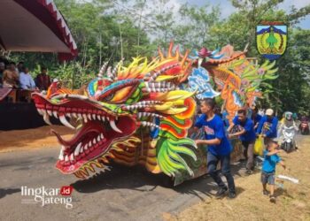 GOTONG ROYONG: Warga bekerjasama membawa jondang saat festival jondang di Desa Kawak, Kecamatan Pakisaji, Kabupaten Jepara, Kamis, 27 Juni 2024. (Muhammad Aminudin/Lingkarjateng.id)