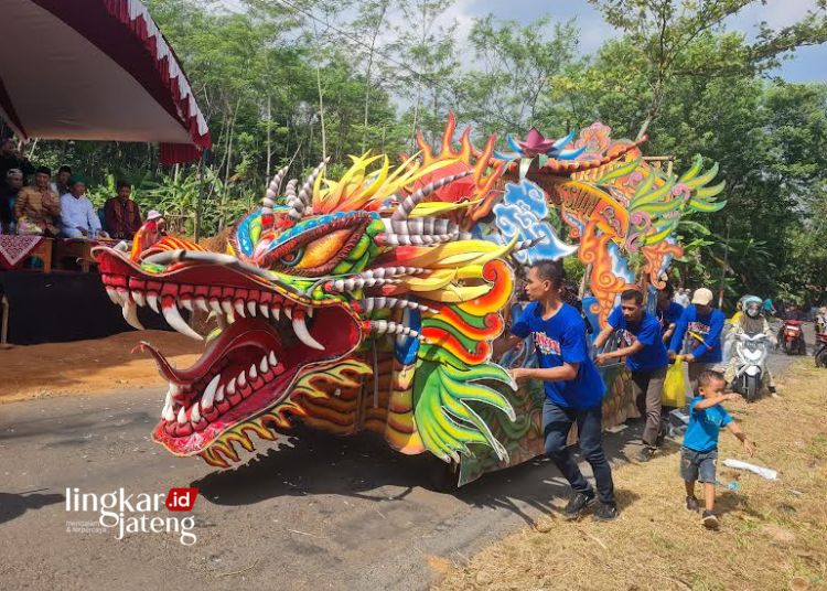 GOTONG ROYONG: Warga bekerjasama membawa jondang saat festival jondang di Desa Kawak, Kecamatan Pakisaji, Kabupaten Jepara, Kamis, 27 Juni 2024. (Muhammad Aminudin/Lingkarjateng.id)