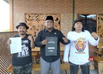 Ketua FBS, Exi Agus Wijaya (kanan) bersama kuasa hukum TRIAD & Rekan (tengah) usai lakukan konferensi pers di Resto Anggur, Randublatung, Blora, pada Jumat, 26 Juli 2024. (Hanafi/Lingkarjateng.id)