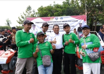 BAHAGIA : Sebanyak 31 kelompok tani (poktan) di Kabupaten Semarang nampak bahagia saat menerima bantuan traktor roda dua dari Direktorat Jenderal Prasarana dan Sarana Pertanian, Kementerian Pertanian (Kementan) RI yang diserahkan langsung oleh Bupati Semarang, Ngesti Nugraha, Senin, 1 Juli 2024 di Halaman Kantor Dispertanikap Kabupaten Semarang. (Hesty Imaniar/Lingkarjateng.id)