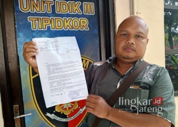 Dipanggil Unit Tipikor, Yayak Gundul Beri Keterangan soal Dugaan Penyalahgunaan Kewenangan 3 Pejabat Pemkab Pati 26 BUKTI TERTULIS: Ketua Germap Cahya Basuki usai memenuhi panggilan Polresta Pati untuk memberikan keterangan atas laporannya terkait dugaan penyalahgunaan wewenang yang dilakukan Kepala DPMPTSP Riyoso, Kepala Satpol PP Sugiono, dan Pj Bupati Pati Henggar Budi Anggoro. (Arif Febriyanto/Lingkarjateng.id)