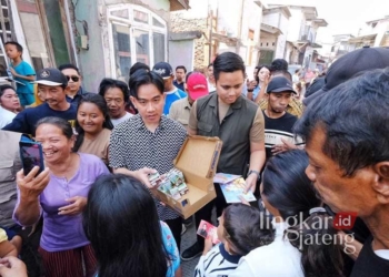 Gibran ditemani Dico blusukan membagikan susu di Kampung Ujung Sari, Kota Semarang, yang menjadi langganan rob pada Sabtu, 20 Juli 2024. (Dok. Pribadi/Lingkarjateng.id)