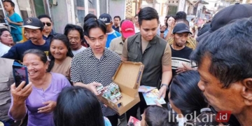 Gibran ditemani Dico blusukan membagikan susu di Kampung Ujung Sari, Kota Semarang, yang menjadi langganan rob pada Sabtu, 20 Juli 2024. (Dok. Pribadi/Lingkarjateng.id)
