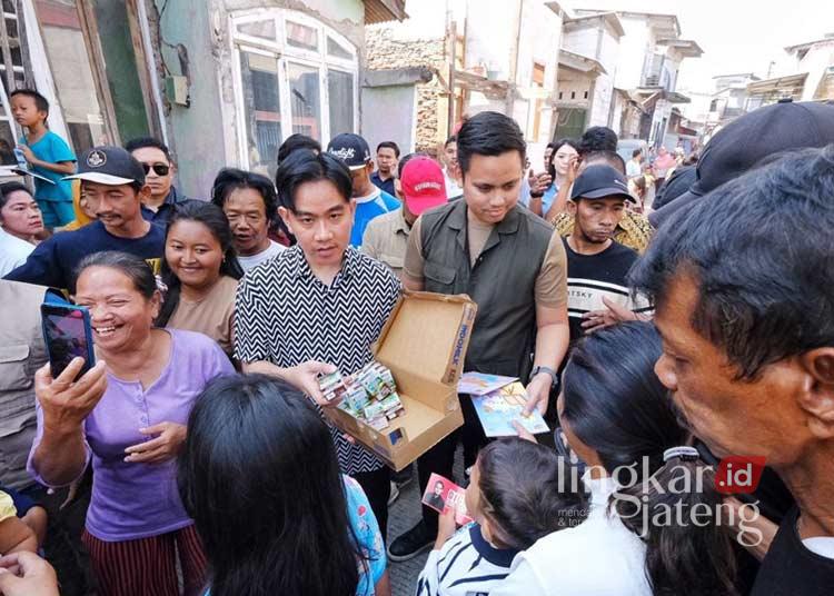 Gibran ditemani Dico blusukan membagikan susu di Kampung Ujung Sari, Kota Semarang, yang menjadi langganan rob pada Sabtu, 20 Juli 2024. (Dok. Pribadi/Lingkarjateng.id)