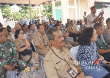 Sejumlah pejabat Pemkot Pekalongan saat menghadiri upacara peletakan batu pertama pembangunan TPST di Kelurahan Kuripan Kertoharjo pada Senin, 22 Juli 2024. (Kominfo Kota Pekalongan/Lingkarjateng.id)