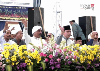 Dico M. Ganinduto bersama Habib Muhammad Firdaus Al Munawwar dalam majelis sholawat dan istighosah di Rumah Dinas Bupati Kendal pada Minggu, 7 Juli 2024. (Dok. Lingkarjateng.id)
