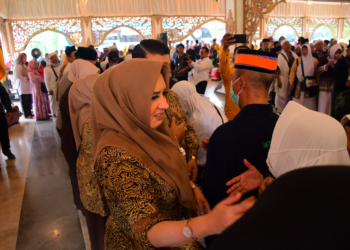 MENYAMBUT: Bupati Pekalongan Fadia Arafiq menyambut kepulangan ratusan jamaah haji dari Kabupaten Pekalongan, di Pendopo Bupati Pekalongan pada Selasa, 2 Juli 2024. (Fahri Akbar/Lingkarjateng.id)
