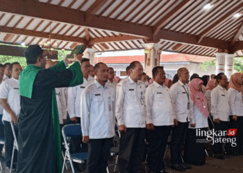 110 pejabat dari Pejabat Pimpinan Tinggi Pratama, Pejabat Administrator, dan Pejabat Pengawas di lingkungan Pemkab Pati mengikuti pelantikan dan pengambilan sumpah pada Jumat, 5 Juli 2024. (Setyo Nugroho/Lingkarjateng.id)