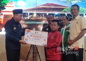 Pemberian penghargaan Tali Asih yang diberikan oleh PJ. Bupati Jepara Edy Supriyanta kepada Subhan atlet bulu tangkis yang akan berlaga di Paralympic Paris 2024. (Muhammad Aminudin/Lingkarjateng.id)