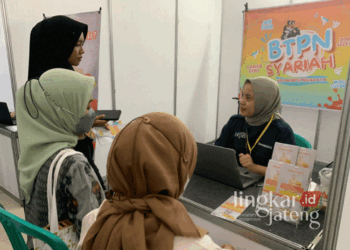 Para pencari kerja sedang berkomunikasi di Stand BTPN Syariah terkait lowongan pekerjaan saat Job Fair Demak 2024. (M. Burhanuddin Aslam/Lingkarjateng.id)