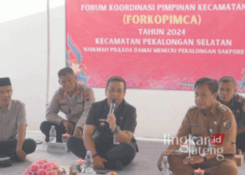 Walikota Pekalongan, HA Afzan Arslan Djunaid, saat menghadiri pertemuan Forum Komunikasi Pimpinan Kecamatan (Forkompimcam) yang diadakan di Aula Kecamatan Pekalongan Selatan pada Senin, 15 Juli 2024. (Kominfo Kota Pekalongan/Lingkarjateng.id)
