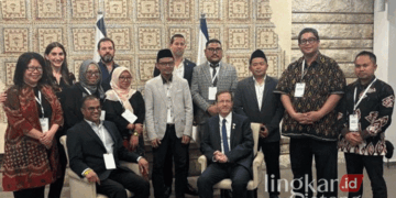 MENUAI KECAMAN: Lima aktivis Nahdlatul Ulama (NU), Syukron Makmun, Zainul Maarif, Munawar Aziz, Nurul Bahrul Ulum, dan Izza Annafisah Dania saat bertemu dengan Presiden Israel Isaac Herzog. (Dok. Nu Online/Lingkarjateng.id)