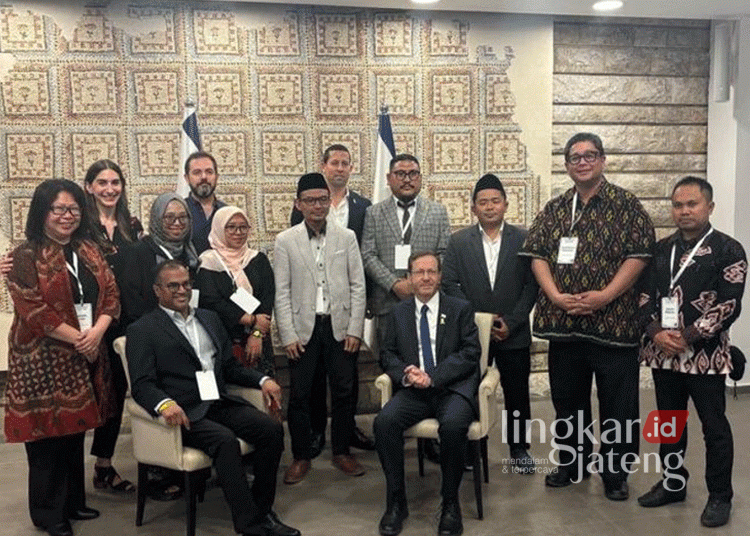 Lima Orang PBNU Sambangi Israel Lukai Hati Muslim 25 MENUAI KECAMAN: Lima aktivis Nahdlatul Ulama (NU), Syukron Makmun, Zainul Maarif, Munawar Aziz, Nurul Bahrul Ulum, dan Izza Annafisah Dania saat bertemu dengan Presiden Israel Isaac Herzog. (Dok. Nu Online/Lingkarjateng.id)