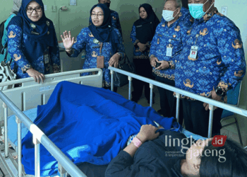 PERAWATAN: Pemkab Pati saat menjenguk salah satu karyawan PT Sejin di RSUD Soewondo yang keracunan akibat makan siang pada Rabu, 17 Juli 2024. (Dok. HMS/Lingkarjateng.id)