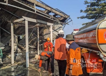 Petugas pemadam kebakaran sedang memadamkan api yang melanda bangunan usaha Cafe Parallel di Desa Penganjaran, Kecamatan Bae, Kabupaten Kudus, pada Kamis, 25 Juli 2024. (Muhammad Fahtur Rohman/Lingkarjateng.id)