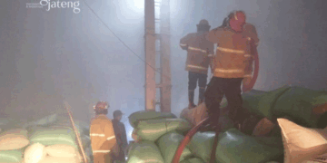 Pemadam kebakaran memadamkan api di dalam gudang jagung milik Suparmin, warga Desa Penganten, Kecamatan Klambu, pada Jumat, 5 Juli 2024. (Dok. Damkar Grobogan/Lingkarjateng.id)
