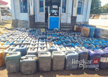 Ratusan jerigen nelayan yang digunakan untuk mengisi bahan bakar solar subsidi terjajar rapi untuk mengantre di SPBN Ujungbatu, Kabupaten Jepara. (Muhammad Aminudin/Lingkarjateng.id)