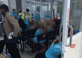 BEROBAT: Ratusan karyawan PT Seijin saat berada di RSUD Soewondo akibat diduga keracunan makan siang pada Selasa, 16 Juli 2024. (Dok. Lingkarjateng.id)