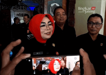 Ketua DPC PDIP Grobogan Sri Sumarni didampingi Ketua Desk Pilkada PDIP Grobogan saat ditemui awak media pada Jumat, 12 Juli 2024. (Eko Wicaksono/Lingkarjateng.id)