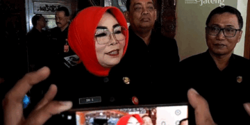 Ketua DPC PDIP Grobogan Sri Sumarni didampingi Ketua Desk Pilkada PDIP Grobogan saat ditemui awak media pada Jumat, 12 Juli 2024. (Eko Wicaksono/Lingkarjateng.id)