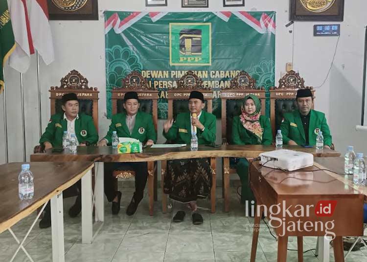 Ajukan 3 Nama Bacabup, PPP Jepara Ingin Rekom dari DPP Jatuh ke Kader Internal 25 Ketua DPC PPP Jepara Masykuri (tengah) bersama kader parati. (Tomi Budianto/Lingkarjateng.id)