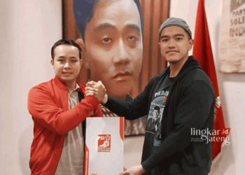 Ketua DPD PSI Kabupaten Semarang, Aji Manggolo, mendapat surat tugas dari Ketua Umum (Ketum) PSI, Kaesang Pangarep, untuk maju di bursa bakal calon bupati (bacapup) Pilkada 2024 di kabupaten setempat. (Dok. PSI Kabupaten Semarang/Lingkarjateng.id)