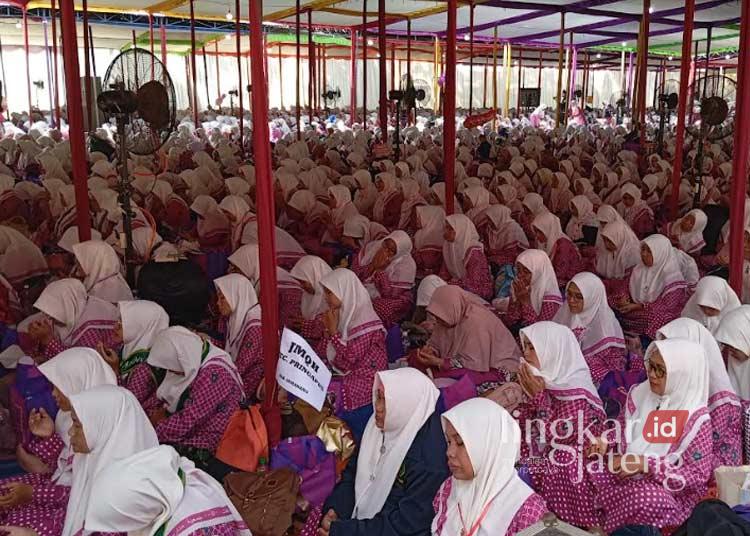 BERKUMPUL: 10.000 hafizhah JMQH se-Jawa Tengah hadiri acara khataman Al-Quran di Kompi C Yonif 407 Kabupaten Pekalongan pada Minggu, 21 Juli 2024. (Fahri Akbar/Lingkarjateng.id)
