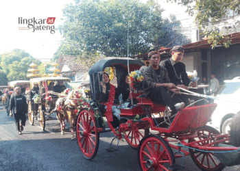 Suasana kemeriahan Kirab Napak Tilas Ki Ageng Penjawi Kebangkitan Pati Jilid II di Jalan Dr. Wahidin Kabupaten Pati, pada Minggu, 14 Juli 2024. (Arif Febriyanto/Lingkarjateng.id)