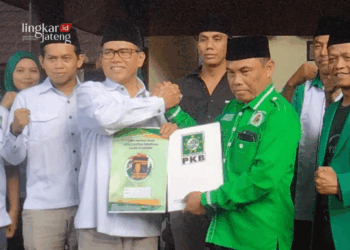 PPP Sebut Koalisi dengan PKB Jadi Simbol Perjuangan Kaum Nahdliyin Kabupaten Semarang 28 Ketua DPC PPP Kabupaten Semarang Nurul Huda bersama Ketua DPC PKB Kabupaten Semarang Badarudin berkomitmen bersama membentuk koalisi sekaligus menandatangani nota kesepahaman koalisi menjelang Pilkada 2024, di Bawen, Kabupaten Semarang, pada Minggu, 7 Juli 2024. (Hesty Imaniar/Lingkarjateng.id)