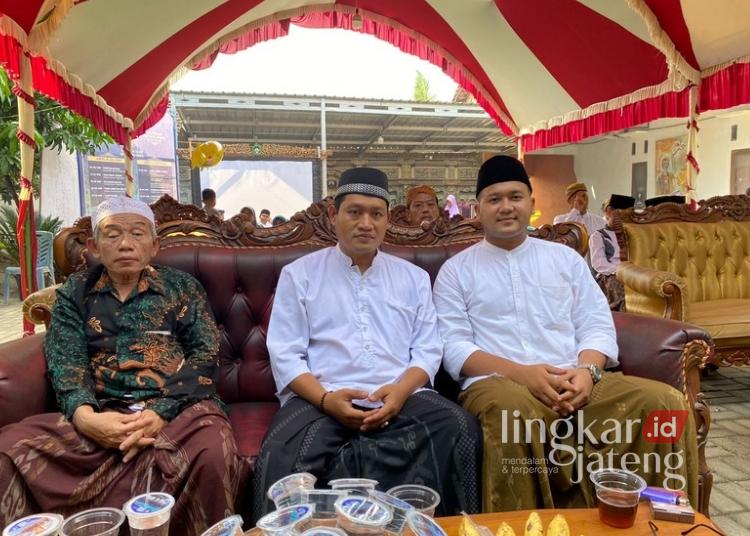 Caleg terpilih DPRD Jepara Fraksi NasDem Muhammad Ramadhan Adinda Prabu foto bersama pimpinan Yayasan Marga Langit Hendroyono. (Muslichul Basid/Lingkarjateng.id)