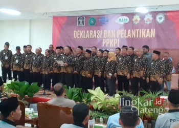 KHIDMAT: Prosesi pelantikan Dewan Pimpinan Pusat Paguyuban Petani Koro Pedang Indonesia (DPP PPKPI) di Semarang pada Sabtu, 27 Juli 2024. (Lingkarjateng.id)