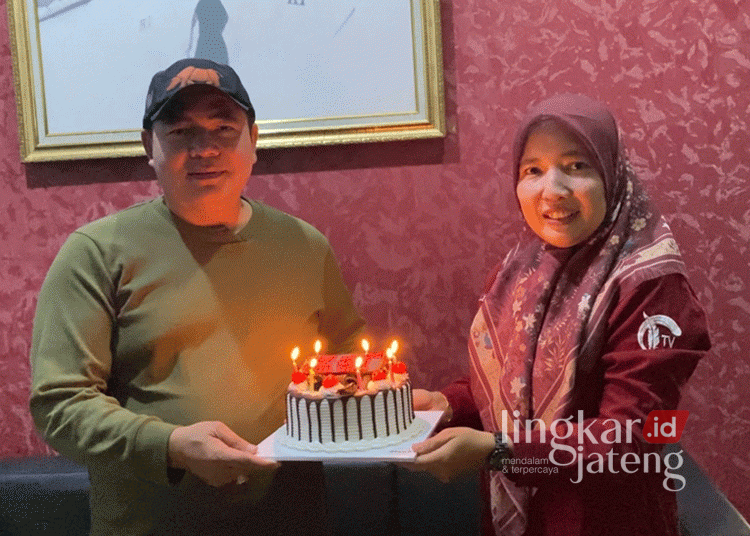 HARI ISTIMEWA: Wakil Dirut Lingkar Media Group (LMG) Heny Susilowati memberikan kejutan ulang tahun ke-47 kepada Ketua DPRD Kudus Masan di Gedung DPRD Kudus pada Selasa, 16 Juli 2024. (Mohammad Fahtur Rohman/Lingkarjateng.id)
