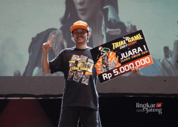 Tampak wajah sumringah Lantian Juan saat menyabet juara umum seri pertama Trial Game Dirt 2024 di Semarang pada Sabtu malam, 6 Juli 2024. (Rizky Syahrul Al-Fath/Lingkarjateng.id)