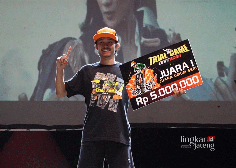 Lantian Juan Sukses Raih Juara Umum Seri Pertama Trial Game Dirt 2024 25 Tampak wajah sumringah Lantian Juan saat menyabet juara umum seri pertama Trial Game Dirt 2024 di Semarang pada Sabtu malam, 6 Juli 2024. (Rizky Syahrul Al-Fath/Lingkarjateng.id)