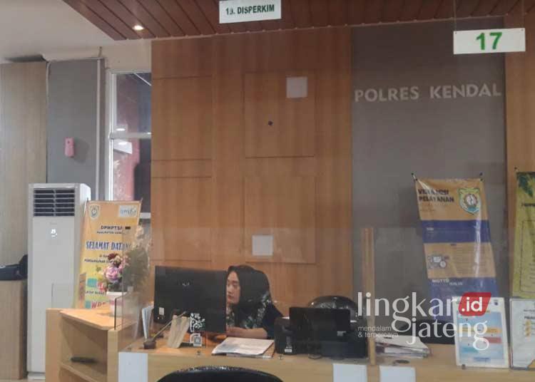 Disperkim Kabuapaten Kendal membuka layanan di Mal Pelayanan Publik (MPP) yang berada di Kantor DPMPTSP Kendal. (Syahril Muadz/Lingkarjateng.id)
