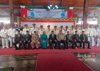 SIAP KERJA OPTIMAL: Bupati Rembang H. Abdul Hafidz (tengah depan) dan Kepala Dinpermades Rembang Slamet Haryanto (kiri depan) foto bersama kades dalam Pengukuhan Perpanjangan Masa Jabatan Kepala Desa di Pendopo Kabupaten Rembang, Sabtu, 29 Juni 2024. (Dok. Dinpermades Rembang/Lingkarjateng.id)