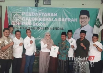 Mirna Annisa dan Urike Hidayat saat mengembalikan berkas pendaftaran bacabup dan bacawabup ke DPC Partai Kebangkitan Bangsa (PKB) Kendal pada Minggu, 21 Juli 2024. (Syahril Muadz/Lingkarjateng.id)